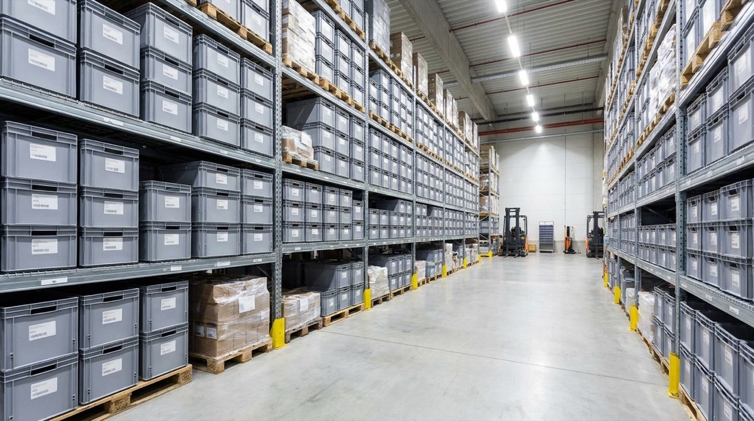 Estanterías ordenadas con cajas etiquetadas en el depósito