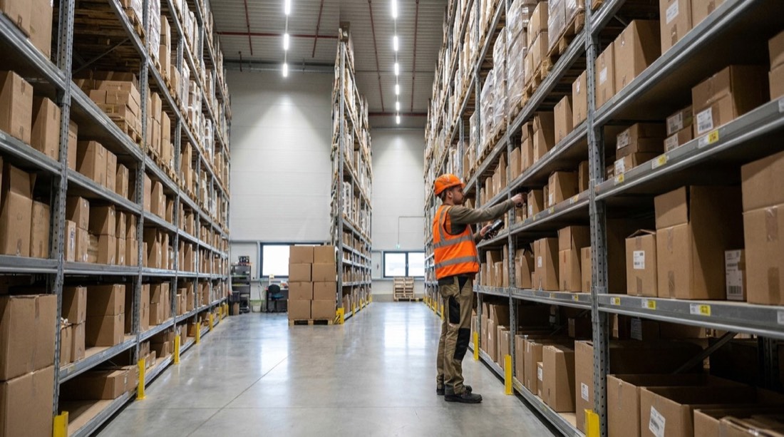 Depósito de fulfillment con estanterías llenas de cajas