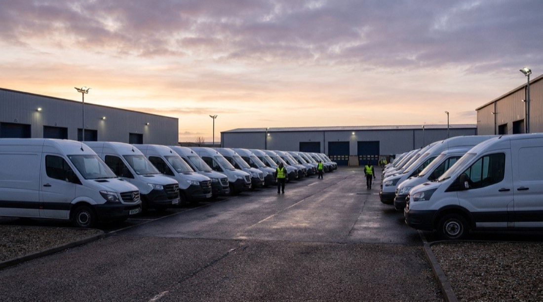 Flota de camionetas de reparto lista para salir