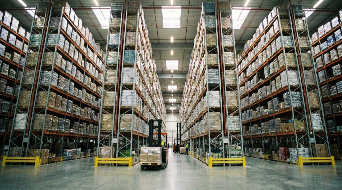 Depósito de gran altura con racks y autoelevador