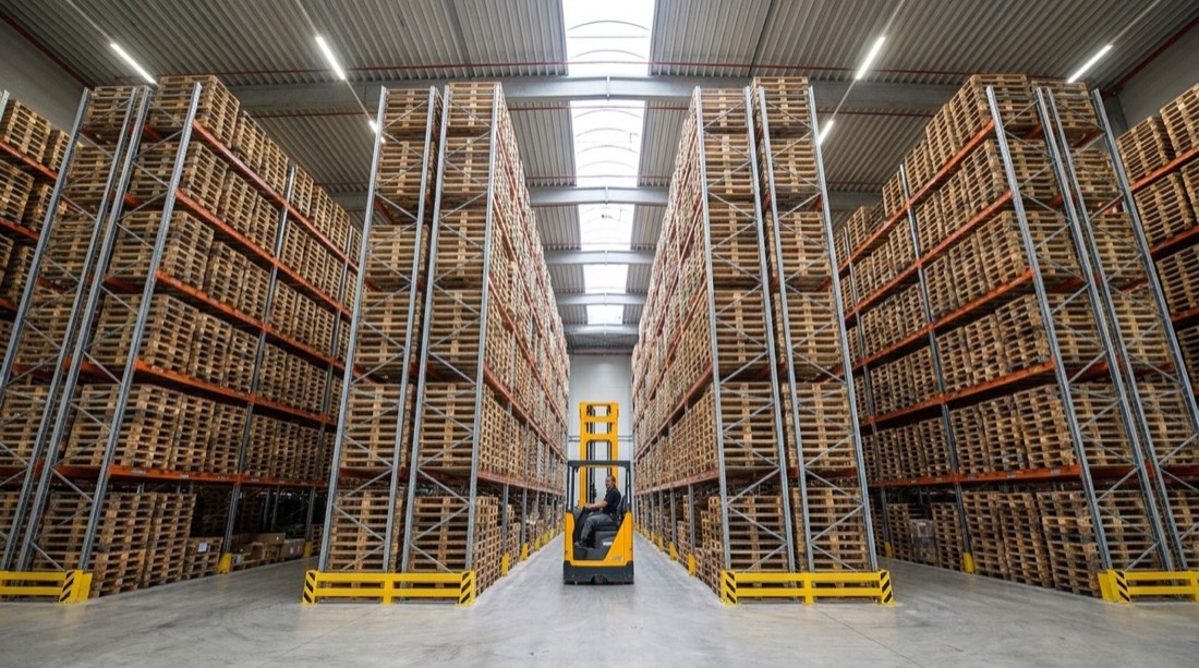 Depósito de gran altura con racks y autoelevador